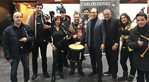 Carlos Núñez, junto con los miembros de la banda de gaitas 'La Tabarica'. Carlos Núñez, junto con los miembros de la banda de gaitas 'La Tabarica'.