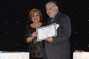 Lolo Forgia, recibiendo la distinción 'Personalidad destacada de la colectividad'. Lolo Forgia, recibiendo la distinción 'Personalidad destacada de la colectividad'.