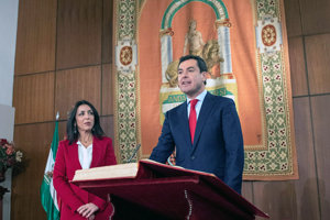 GRAFAND2277. SEVILLA, 18/01/2019.-El nuevo presidente de la Junta de AndalucÃa, Juanma Moreno, junto a la presidenta de la Cámara autonómica, Marta Bosquet (Cs), durante el acto de toma posesión donde ha jurado su cargo hoy en el Parlamento andaluz en Sevilla. EFE/Julio Muñoz ***POOL***