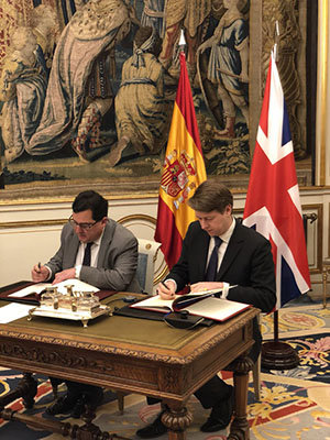 Marco Aguiriano y Robin Walker, durante la firma del acuerdo. Marco Aguiriano y Robin Walker, durante la firma del acuerdo.