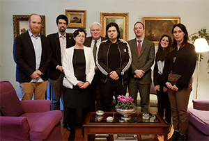 El cónsul general, junto con los asistentes a la reunión. El cónsul general, junto con los asistentes a la reunión.