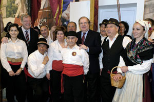 Juan Vicente Herrera, durante su recorrido por el estand de Castilla y León en Fitur. Juan Vicente Herrera, durante su recorrido por el estand de Castilla y León en Fitur.
