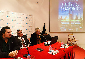 2. En la mesa el productor del Festival Pucho Suárez, el coordinador de Actividades de la Casa Ramón Jiménez y el director del festival Alfonso Blanco, con la proyección del cartel del CELTIC MADRID FESTIVAL