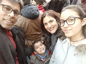 Monica Janeiro con su esposo e hijos. Monica Janeiro con su esposo e hijos.