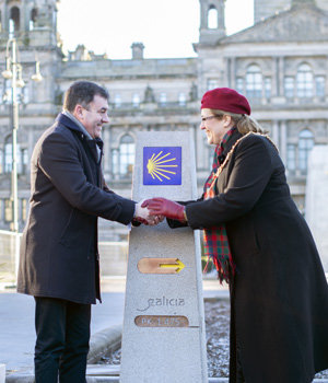 Román Rodríguez y Eva Bolander se estrechan las manos tras la inauguración. Román Rodríguez y Eva Bolander se estrechan las manos tras la inauguración.