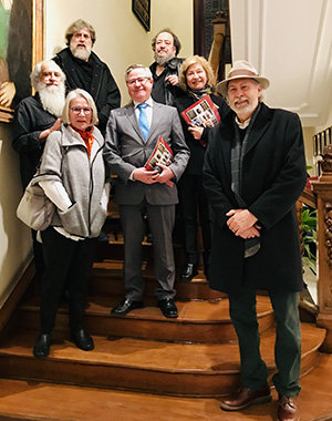 Vicente Ruiz, Carita Dubrovin, Jorje Agra, Pitelos, Pilar Sampedro y Alfonso Rivero con Ramón Jiménez, en el centro . Vicente Ruiz, Carita Dubrovin, Jorje Agra, Pitelos, Pilar Sampedro y Alfonso Rivero con Ramón Jiménez, en el centro .