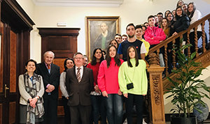 1. De izquierda a derecha, Mary Espiñeira, José Ramón Ónega, Susana Estévez, Ramón Jiménez, , Carmen Liz, Berta Cobo y los alumnos de Efa Piñeiral