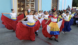 Las jóvenes danzan en honor a la Virgen. Las jóvenes danzan en honor a la Virgen.