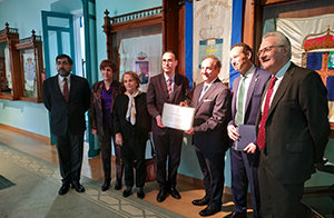 El alcalde de alcalde de Ribadedeva, Jesús Bordás, también le entregó un reconocimiento al hijo de Manuel Peláez Cebrián. El alcalde de alcalde de Ribadedeva, Jesús Bordás, también le entregó un reconocimiento al hijo de Manuel Peláez Cebrián.