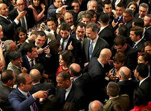 Los Reyes, en el encuentro con los españoles residentes en Marruecos. Los Reyes, en el encuentro con los españoles residentes en Marruecos.