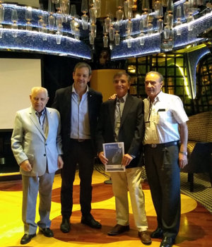 Ernesto Ordóñez, Pedro Bello y Benito Blanco, con el titular de recursos humanos del crucero. Ernesto Ordóñez, Pedro Bello y Benito Blanco, con el titular de recursos humanos del crucero.