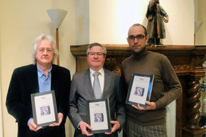 1. Manuel Pereira, Ramón Jiménes y Rafa Yáñez posan con un ejemplar de la Revista Olga dedicada a VOCES CEIBES
