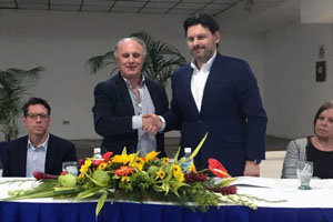 Manuel Fajín estrecha la mano de Antonio Rodríguez Miranda, tras la firma de un convenio en marzo de 2018. Manuel Fajín estrecha la mano de Antonio Rodríguez Miranda, tras la firma de un convenio en marzo de 2018.