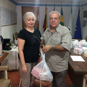José Antonio Corral, durante su labor de reparto de medicinas. José Antonio Corral, durante su labor de reparto de medicinas.