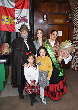 Susana Andújar, junto con otros participantes en la festividad de las Águedas. Susana Andújar, junto con otros participantes en la festividad de las Águedas.