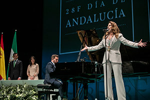 Pastora Soler, premiada con la Medalla de Andalucía, fue la encargada de interpretar el himno. Pastora Soler, premiada con la Medalla de Andalucía, fue la encargada de interpretar el himno.