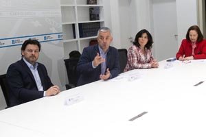 Valentín García, acompañado por Antonio Rodríguez Miranda y Mar Pereira, durante su intervención en la presentación del nuevo curso. Valentín García, acompañado por Antonio Rodríguez Miranda y Mar Pereira, durante su intervención en la presentación del nuevo curso.