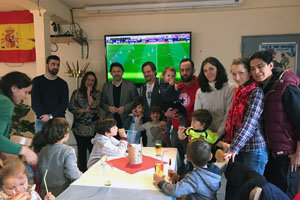 El secretario xeral de Emigración, junto a alumnos de la escuela de fútbol Club Galicia Bonn. El secretario xeral de Emigración, junto a alumnos de la escuela de fútbol Club Galicia Bonn.