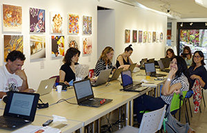 Panorámica del salón en el que trabajan los participantes de la Jornada de edición en el CCEBA. Panorámica del salón en el que trabajan los participantes de la Jornada de edición en el CCEBA.