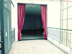 Vista del salón de fiestas pintado. Vista del salón de fiestas pintado.