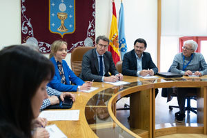 O titular do Goberno galego, Alberto Núñez Feijóo, acompañado pola conselleira de Política Social, Fabiola García, e polo secretario xeral da Emigración, Antonio Rodríguez Miranda, reúnese cos representantes das asociacións galegas de venezolanos vencelladas á Federación Venezolana de Galicia (Fevega). Área de Goberno do Parlamento de Galicia, Santiago de Compostela, 13 de marzo de 2019