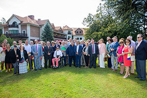 Revilla, junto a los asistentes a la última reunión de las Casas de Cantabria. Revilla, junto a los asistentes a la última reunión de las Casas de Cantabria.