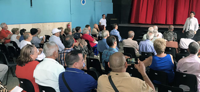 El secretario xeral se dirige a los presidentes de centros gallegos de la Isla. El secretario xeral se dirige a los presidentes de centros gallegos de la Isla.