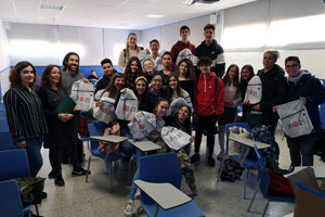 Alumnos del colegio La Salle Torreforta, durante la visita de Mandianes y González. Alumnos del colegio La Salle Torreforta, durante la visita de Mandianes y González.