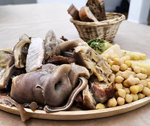 Uno de los platos de cocido que se sirvió durante la jornada.