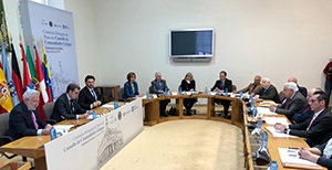 Los integrantes de la Comisión Delegada escuchan al presidente del Parlamento, durante su discurso.
