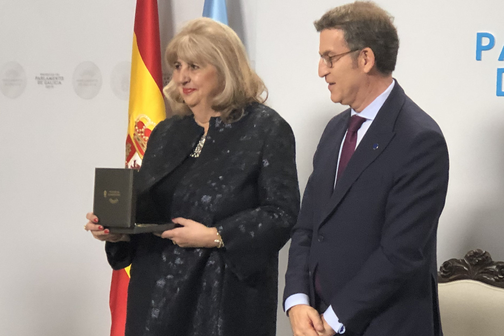 Rita Marina Cadio posa, junto a Núñez Feijóo, tras recibir la Medalla del Parlamento. Rita Marina Cadio posa, junto a Núñez Feijóo, tras recibir la Medalla del Parlamento.