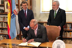 Nicolás Miño, firmando en el Libro de Honor del Parlamento de Galicia. Nicolás Miño, firmando en el Libro de Honor del Parlamento de Galicia.