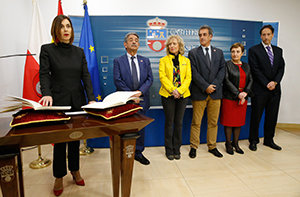 Sala de Prensa del Gobierno de Cantabria El presidente de Cantabria, Miguel Ángel Revilla, acompañado de la vicepresidenta y consejera de Universidades e Investigación, Medio Ambiente y Política Social, Eva Díaz Tezanos, y varios consejeros, preside a la toma de posesión de Paula Fernández Viaña como nueva consejera de Presidencia y Justicia.
10 ABRI 18