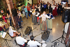 Vista general de la actuación del grupo folclórico. Vista general de la actuación del grupo folclórico.