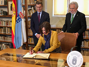 Pilar Rodríguez, durante la firma en el Libro de Honor del Parlamento de Galicia. Pilar Rodríguez, durante la firma en el Libro de Honor del Parlamento de Galicia.