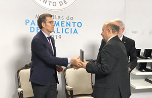 Moreira saluda al presidente Feijóo, tras recibir la Medalla del Parlamento. Moreira saluda al presidente Feijóo, tras recibir la Medalla del Parlamento.