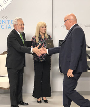 El presidente de la Asociación Rosalía de Castro de Cuba recibe la Medalla de la Emigración de manos de Miguel Santalices. El presidente de la Asociación Rosalía de Castro de Cuba recibe la Medalla de la Emigración de manos de Miguel Santalices.