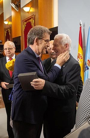Un momento del saludo entre Núñez Feijóo y Paz Bouza, al finalizar el acto de entrega de la Medalla del Parlamento. Un momento del saludo entre Núñez Feijóo y Paz Bouza, al finalizar el acto de entrega de la Medalla del Parlamento.