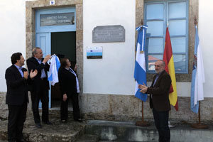 Las autoridades aplauden tras desvelar la placa que luce ahora en la entrada de la escuela. Las autoridades aplauden tras desvelar la placa que luce ahora en la entrada de la escuela.