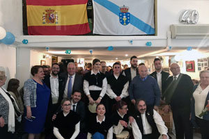 Miranda posa con dirigentes y miembros del grupo folclórico del Centro Gallego de Marsella. Miranda posa con dirigentes y miembros del grupo folclórico del Centro Gallego de Marsella.