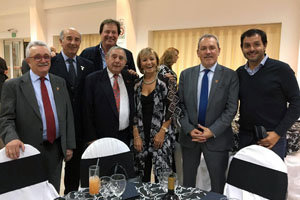 Torres posa junto a directivos de entidades españolas de Comodoro Rivadavia
