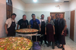 Integrantes de la directiva cocinaron la paella en siete paelleras. Integrantes de la directiva cocinaron la paella en siete paelleras.