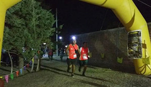 Participantes en la carrera de running por parejas.