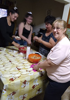 Un momento de la elaboración de las empanadas.