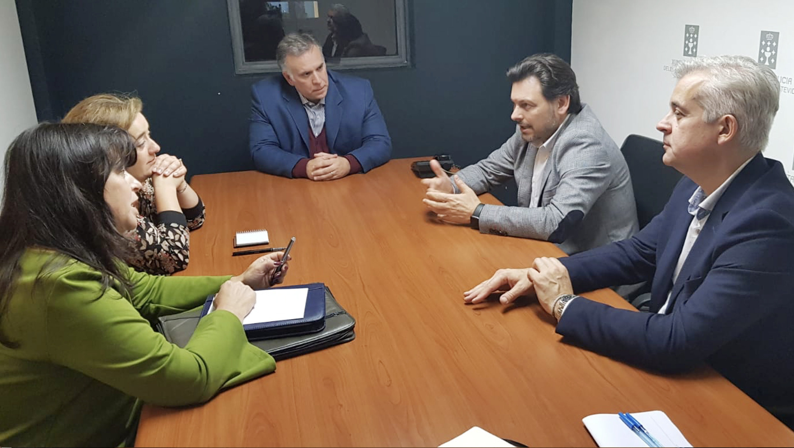 El secretario xeral de Emigración con los representantes de la Asociación de Empresarios Gallegos de Uruguay. El secretario xeral de Emigración con los representantes de la Asociación de Empresarios Gallegos de Uruguay.