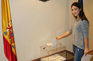 La joven Gabriela Marcos González deposita su voto en el consulado de Venezuela.