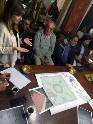 La arquitecta Agustina López explica las obras que se realizarán a las personas que asistieron a la reunión. La arquitecta Agustina López explica las obras que se realizarán a las personas que asistieron a la reunión.