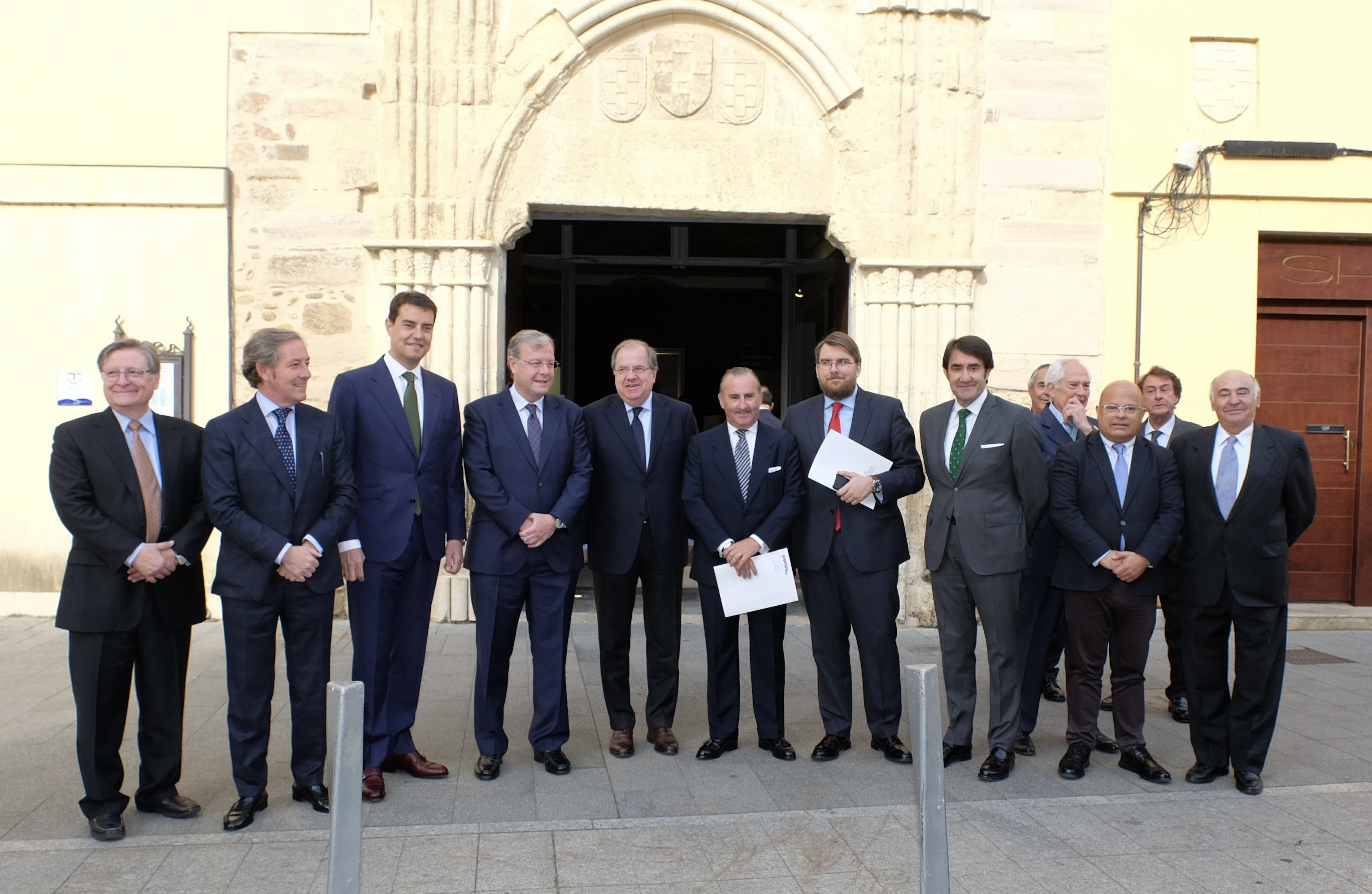 El presidente de Castilla y León, junto con otros participantes en el Encuentro. El presidente de Castilla y León, junto con otros participantes en el Encuentro.