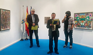 2. En el acto de inauguración, de izquierda a derecha, Ricardo Hernández Ortega, Ramón Jiménez y el artista Juan Glez. Iglesias