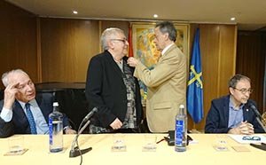Josefa Sanz, recibiendo la Manzana de Oro del Centro Asturiano de Madrid. Josefa Sanz, recibiendo la Manzana de Oro del Centro Asturiano de Madrid.